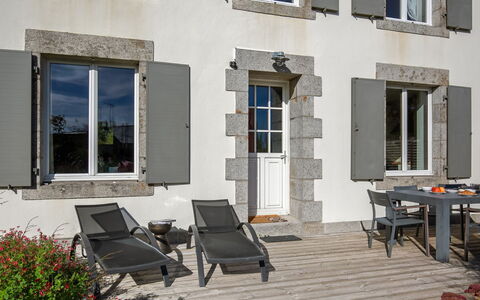 Balade Océane: Window, Building, Furniture, Plant, Shade, Architecture, Outdoor Furniture, Chair, Residential Area, Table