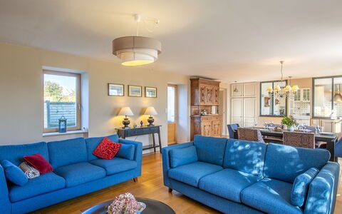 Balade Océane: Furniture, Couch, Table, Property, Azure, Blue, Lighting, Interior Design, Picture Frame, Living Room