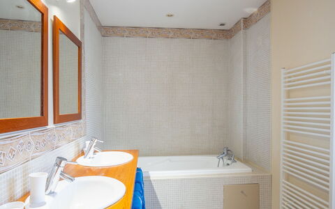 Balade Océane: Plumbing Fixture, Mirror, Tap, Property, Sink, Bathtub, Bathroom Sink, Bathroom