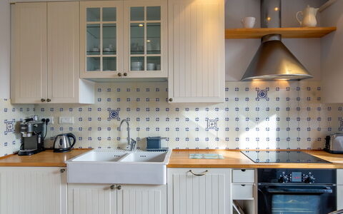 Balade Océane: Cabinetry, Countertop, Kitchen Sink, Property, Sink, Window, Kitchen, Kitchen Stove, Home Appliance, Tap