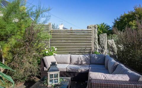 Balade Océane: Property, Couch, Plant, Sky, Building, Grass, Outdoor Furniture, Studio Couch, Tree