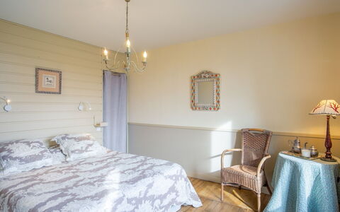 Balade Océane: Furniture, Table, Building, Property, Wood, Picture Frame, Lamp, Comfort, Interior Design, Flooring