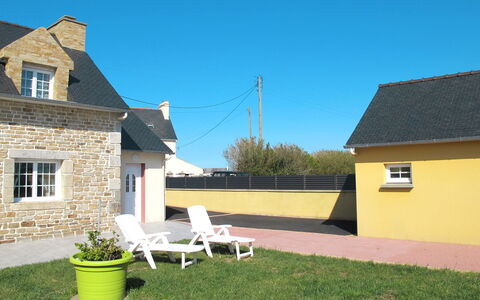Villa Mor-Eol: Property, House, Home, Cottage, Residential Area, Building, Roof, Real Estate, Grass, Land Lot