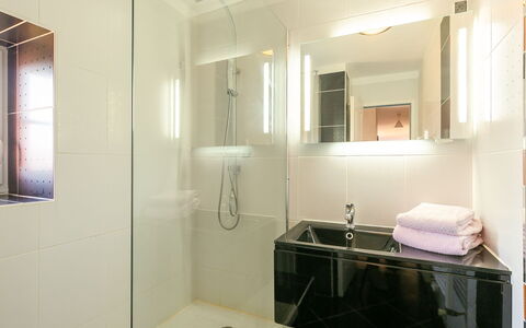 Villa Mor-Eol: Sink, Tap, Plumbing Fixture, Property, Mirror, Building, Bathroom Sink, Bathroom, Architecture