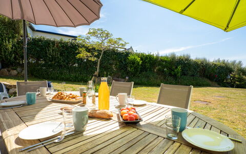 Hidel: Table, Furniture, Property, Plant, Chair, Light, Azure, Sky, Outdoor Furniture, Yellow