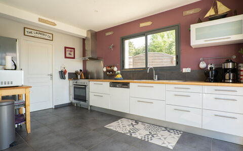 Hidel: Cabinetry, Countertop, Property, Furniture, Building, Window, Kitchen, Lighting, Tap, Drawer