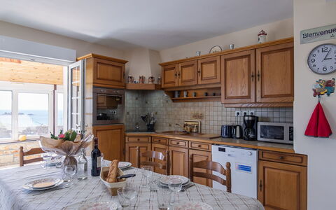 Blaues Meer: Cabinetry, Countertop, Furniture, Property, Table, Kitchen, Wood, Chair, Drawer, Interior Design