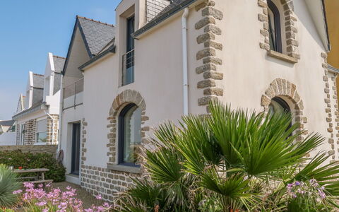 Men Meur: Plant, Building, Property, Sky, Window, House, Vegetation, Architecture, Arecales, Tree