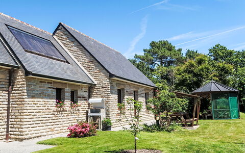 Mestrezec: Plant, Sky, Cloud, Building, Window, Land Lot, Natural Landscape, House, Tree, Landscape
