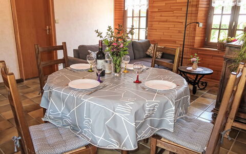 Mestrezec: Table, Furniture, Plant, Property, Window, Houseplant, Chair, Interior Design, Tablecloth, Flowerpot