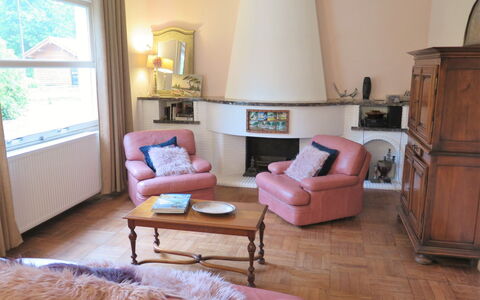 Le Belon: Furniture, Property, Table, Couch, Azure, Building, Wood, Comfort, Picture Frame, Living Room