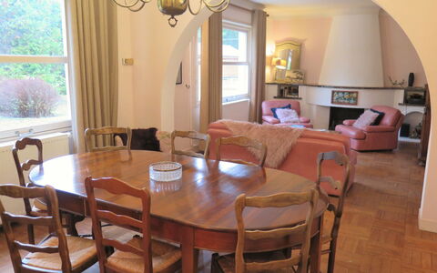 Le Belon: Table, Furniture, Property, Chair, Building, Wood, Couch, Interior Design, Architecture, Flooring
