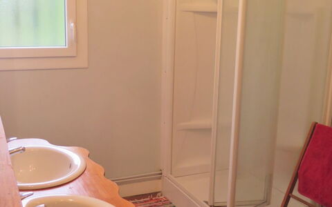 Le Belon: Property, Plumbing Fixture, Bathroom Sink, Wood, Sink, Bathroom, Building, Flooring, Floor