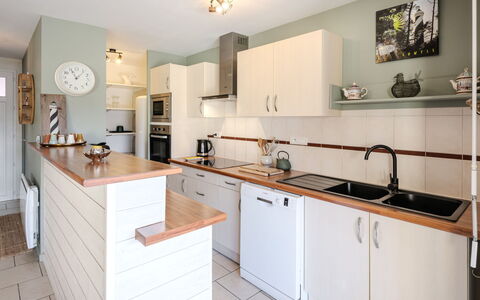 La Chapelle: Countertop, Kitchen, Furniture, Cabinetry, Interior Design, Kitchen Appliance, Flooring, Major Appliance, Wood, Floor