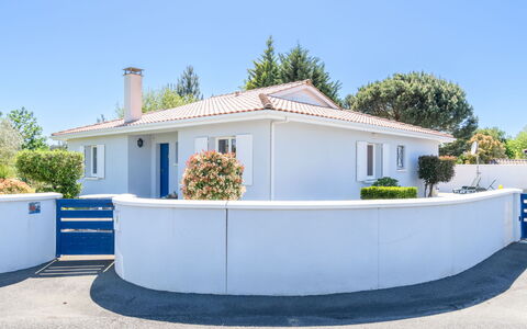 La Clairière: Sky, Blue, Building, Plant, Land Lot, Window, Tree, House, Landscape, Road Surface