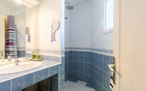 La Clairière: Mirror, Tap, Plumbing Fixture, Sink, Building, Bathroom Sink, Bathroom, House, Cabinetry, Interior Design