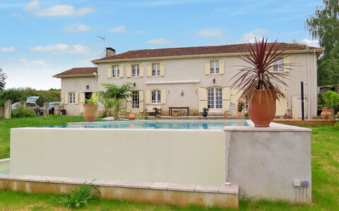 Aucéloun: Sky, Plant, Cloud, Window, Tree, Building, Land Lot, Grass, House, Landscape