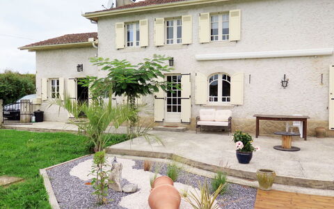 Aucéloun: Plant, Property, Building, Window, Sky, House, Tree, Residential Area, Flowerpot, Door