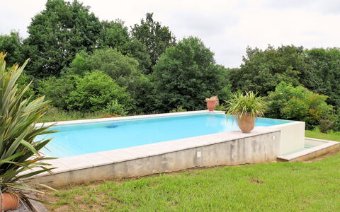 Aucéloun: Swimming Pool, Property, Grass, Backyard, Leisure, Rectangle, House, Real Estate, Yard, Home