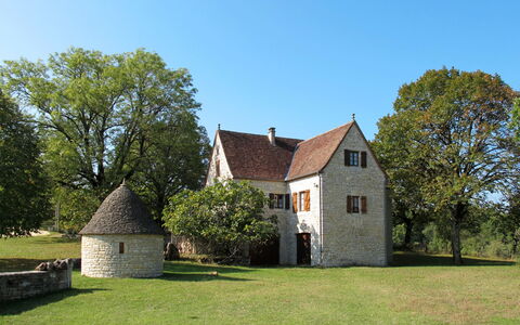 La Bergerie de Durand: Sky, Plant, Property, Tree, Natural Landscape, Building, Window, Land Lot, Grass, Cottage