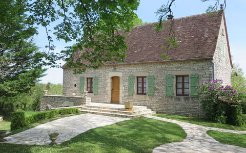 La Bergerie de Durand: Plant, Sky, Property, Building, Window, Tree, House, Land Lot, Grass, Cottage