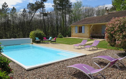 Au Cayroux: Water, Cloud, Plant, Property, Furniture, Sky, Swimming Pool, Building, Chair, Shade