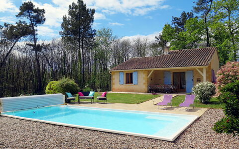 Au Cayroux: Plant, Cloud, Sky, Property, Water, Building, Window, Azure, Tree, Swimming Pool
