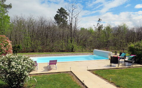 Au Cayroux: Cloud, Water, Plant, Sky, Swimming Pool, Natural Landscape, Shade, Land Lot, Tree, Leisure