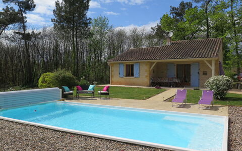Au Cayroux: Plant, Water, Sky, Cloud, Property, Building, Swimming Pool, Window, Azure, Shade