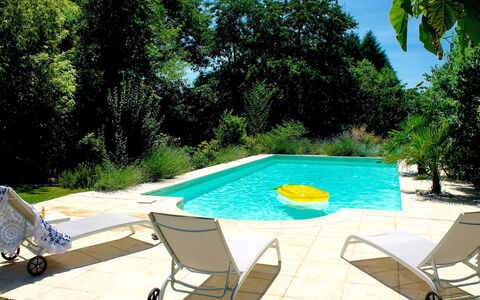 Peuchaud: Plant, Water, Property, Furniture, Swimming Pool, Sky, Table, Azure, Botany, Tree
