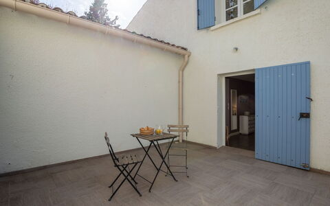 La Rouveyrolle: Property, Furniture, Building, Window, Sky, Plant, Wood, Lighting, Architecture, Door