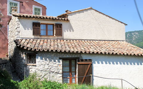 Schöner Stern: Property, House, Building, Roof, Residential Area, Home, Rural Area, Wall, Architecture, Real Estate