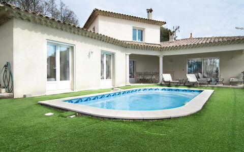 L'Esquirou: Cloud, Water, Sky, Property, Plant, Swimming Pool, Building, Window, Azure, Blue