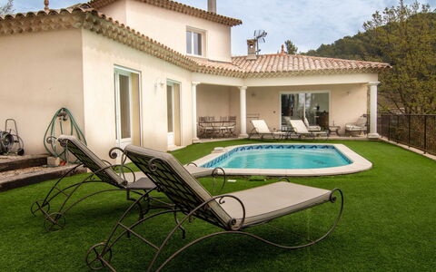 L'Esquirou: Cloud, Water, Sky, Property, Plant, Swimming Pool, Building, Window, Azure, Blue