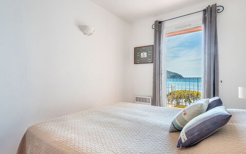 Baie des Lecques: Wood, Interior Design, Floor, Room, Furniture, Bedroom, Home, Sea, Linens, Ceiling