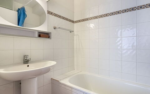 Baie des Lecques: Bathroom, Plumbing Fixture, Flooring, Interior Design, Floor, Bathroom Sink, Sink, Tap, Plumbing, Tile