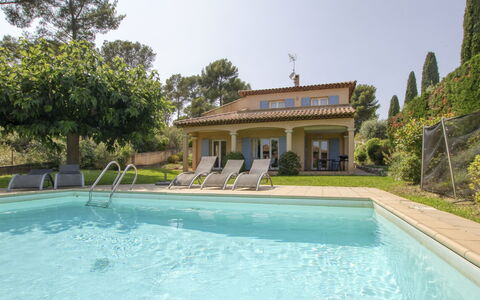 Le Puit des Oliviers 2: Water, Sky, Plant, Property, Building, Azure, Swimming Pool, Tree, Body Of Water, Leisure