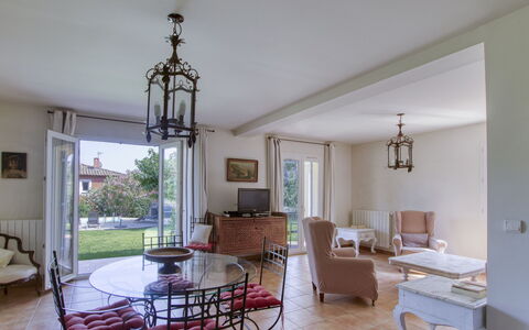 Le Puit des Oliviers 2: Table, Furniture, Window, Couch, Chair, Wood, Picture Frame, Building, Interior Design, Living Room