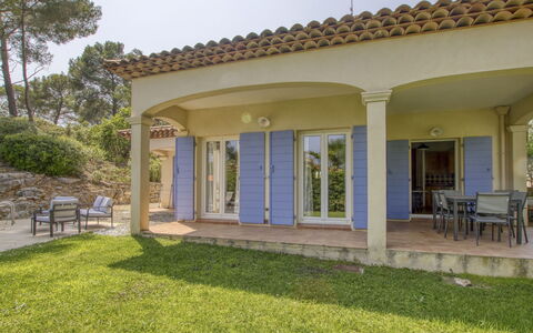Le Puit des Oliviers i: Building, Property, Plant, Sky, Shade, Land Lot, Tree, House, Grass, Window