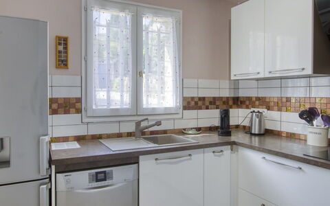 De Manou: Cabinetry, Kitchen Sink, Property, Countertop, Sink, Building, Window, Kitchen Stove, Kitchen, Wood