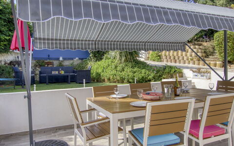 De Manou: Furniture, Plant, Property, Table, Shade, Chair, Outdoor Table, Architecture, Outdoor Furniture, Wood
