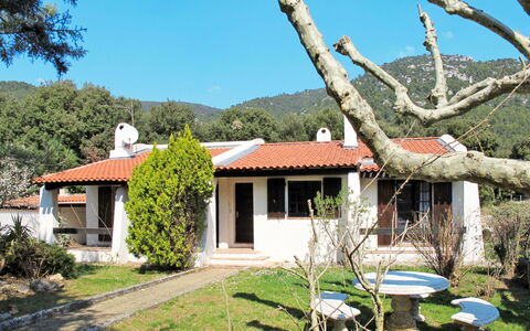 Le Hameau des Launes: Property, House, Home, Real Estate, Building, Cottage, Rural Area, Villa, Tree, Farmhouse
