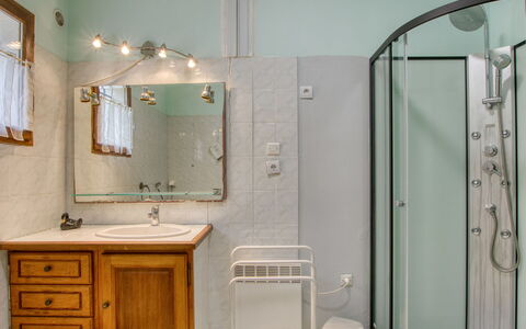 Le Hameau des Launes: Mirror, Tap, Plumbing Fixture, Sink, Bathroom Cabinet, Building, Cabinetry, Bathroom, Bathroom Sink