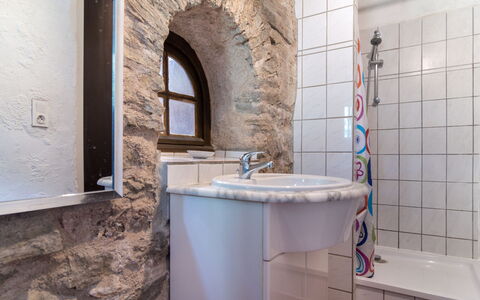 Carpanel: Tap, Plumbing Fixture, Property, Building, Bathroom, Sink, Interior Design, Floor, Bathtub
