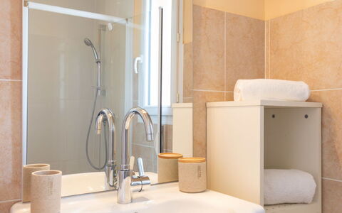 Plein Sud: Mirror, Tap, Plumbing Fixture, Sink, Bathroom Sink, Property, Bathroom, Building, Wood, Interior Design