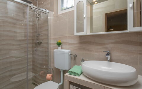 Mikac: Mirror, Plumbing Fixture, Tap, Sink, Property, Bathroom Sink, Shower Head, Bathroom, Building, Interior Design