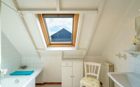 Pen Ilis: Property, Cabinetry, Furniture, Bathroom Cabinet, Sink, Tap, Azure, Building, Wood, Purple