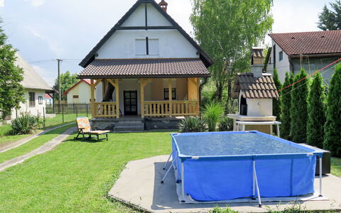Arvacska: Plant, Sky, Building, Property, Window, Tree, House, Shade, Land Lot, Architecture