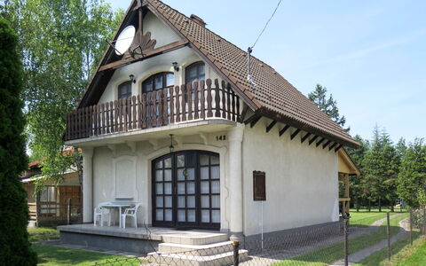 Arvacska: Sky, Building, Window, Plant, House, Tree, Facade, Cottage, Grass
