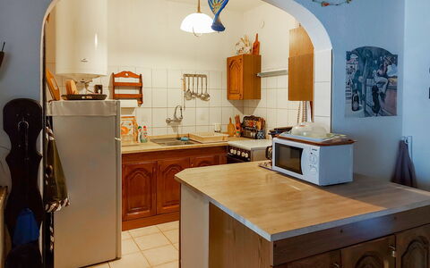 Arvacska: Cabinetry, Countertop, Property, Furniture, Table, Kitchen, Wood, Home Appliance, Drawer, Kitchen Appliance